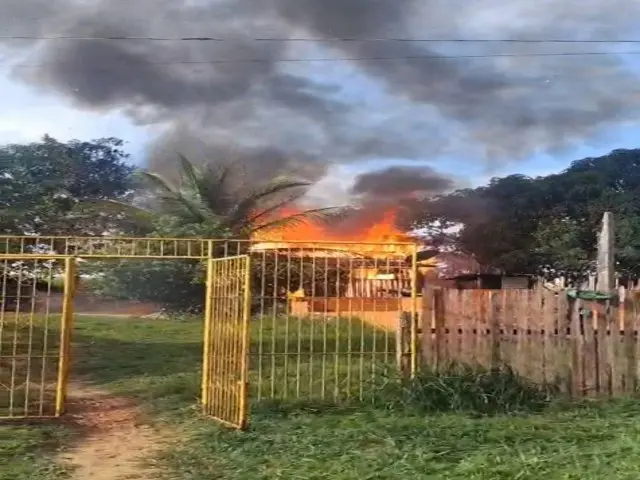 Incêndio consome imóvel de madeira e mobiliza vizinhos no interior do Acre