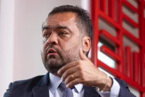 Cláudio Castro é alvo de buscas da PF por investimento de R$ 970 milhões