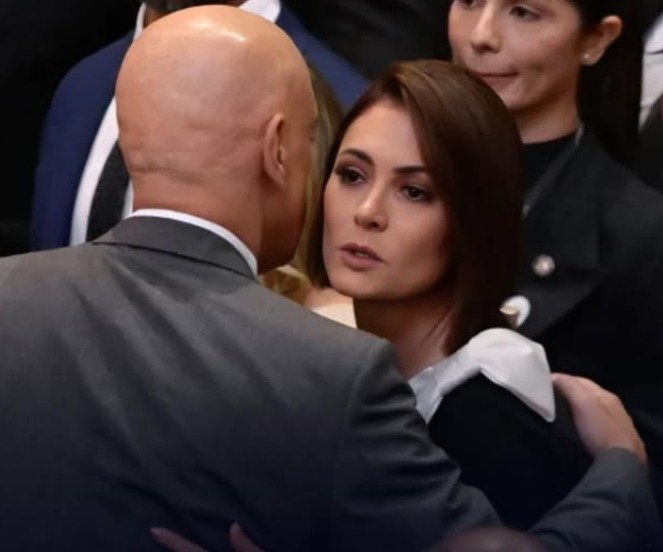 Moraes cumprimenta Michelle Bolsonaro durante posse no TSE