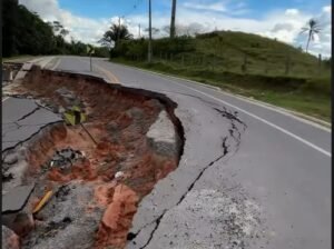 VÍDEO: erosão avança em estrada de Tarauacá e ameaça desabar