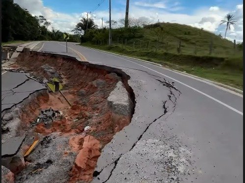 VÍDEO: erosão avança em estrada de Tarauacá e ameaça desabar
