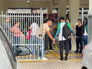 Após ataque, escolas retomam aulas com detectores de metais e policiamento