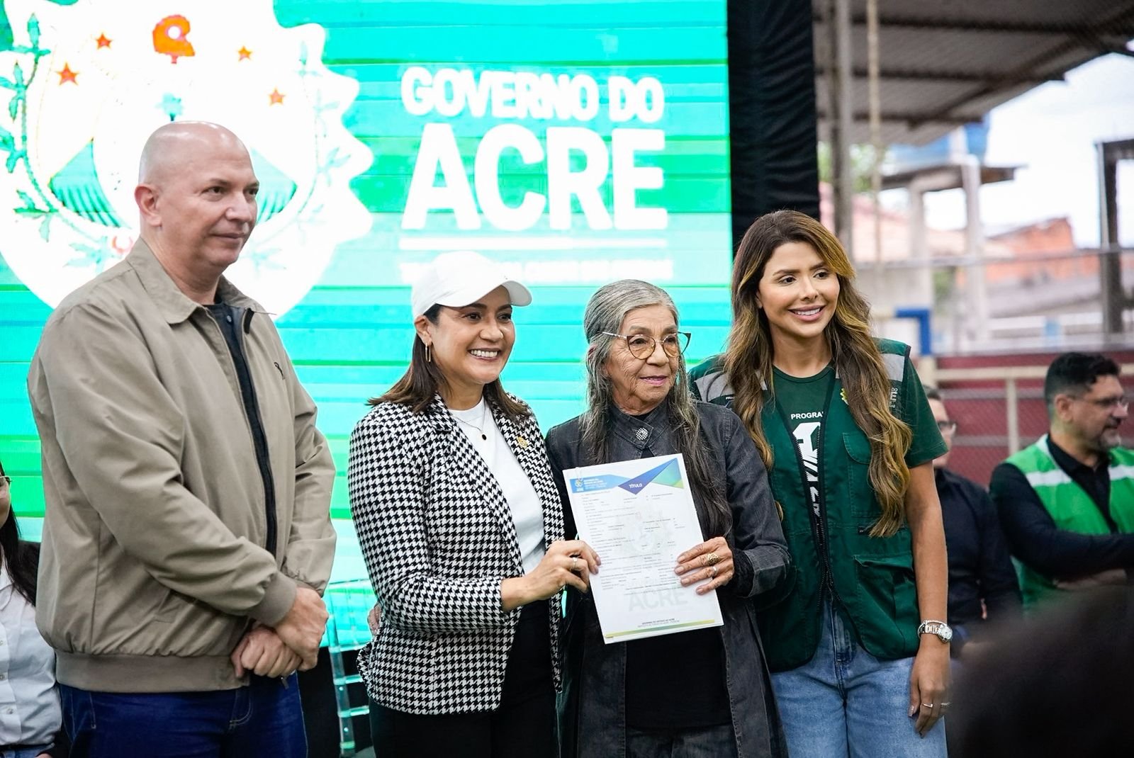 Em Sena, Mailza entrega obras, títulos e anuncia novos investimentos
