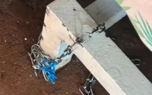 Mãe é presa suspeita de manter o próprio filho acorrentado