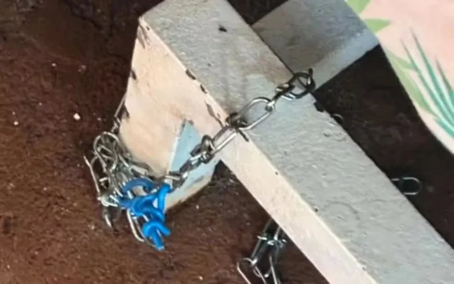 Mãe é presa suspeita de manter o próprio filho acorrentado