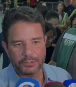 Longe dos holofotes, Gladson surge em evento e elogia Mailza