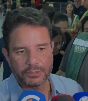 Longe dos holofotes, Gladson surge em evento e elogia Mailza