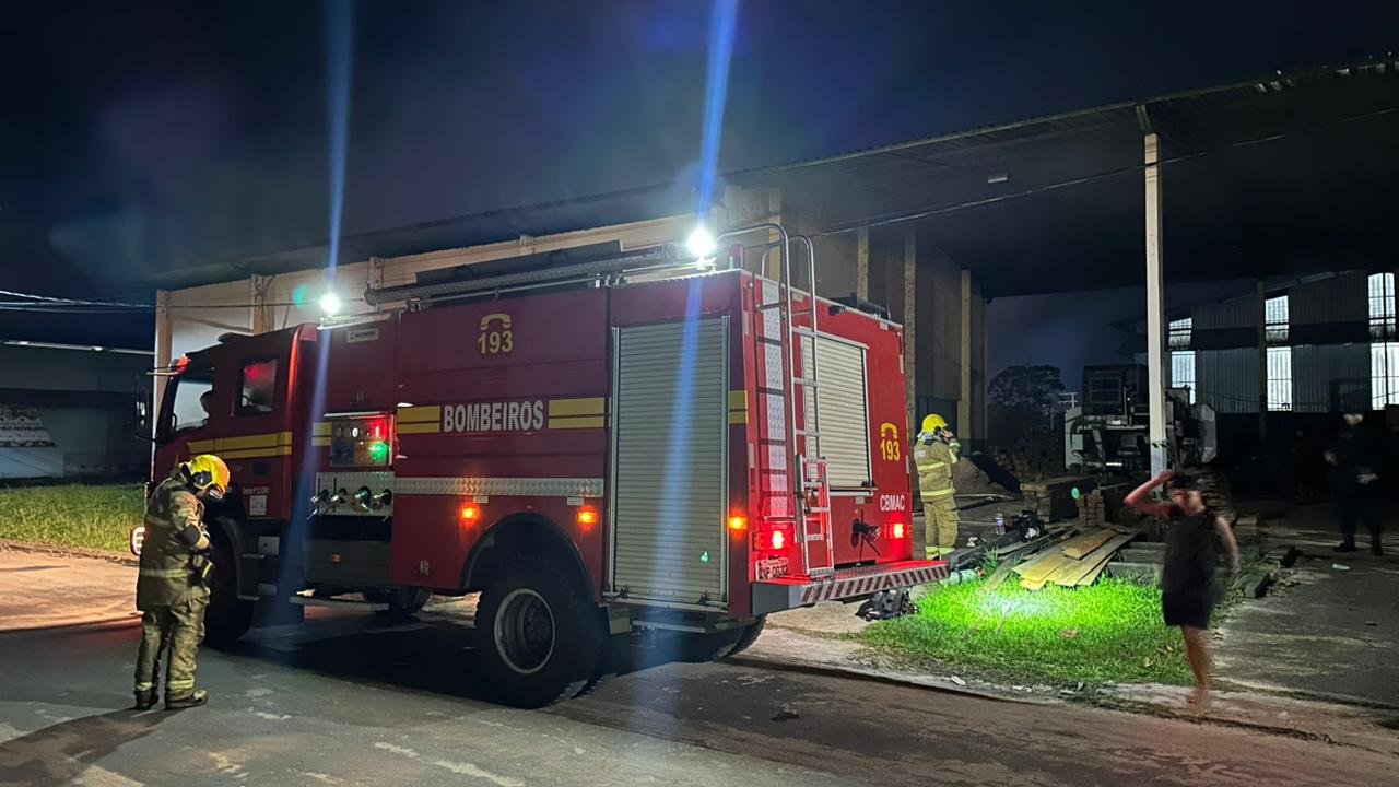 Incêndio atinge galpão do polo moveleiro de Cruzeiro do Sul