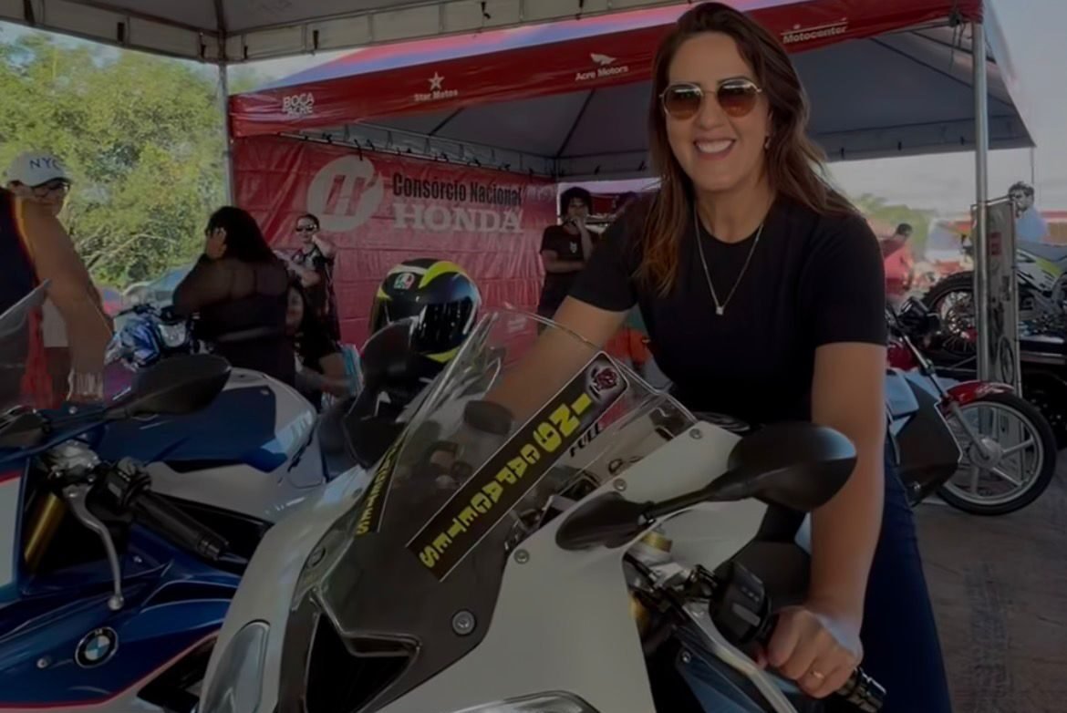 Kelen Bocalom ‘corta giro’ em moto e rouba a cena no Moto Fest