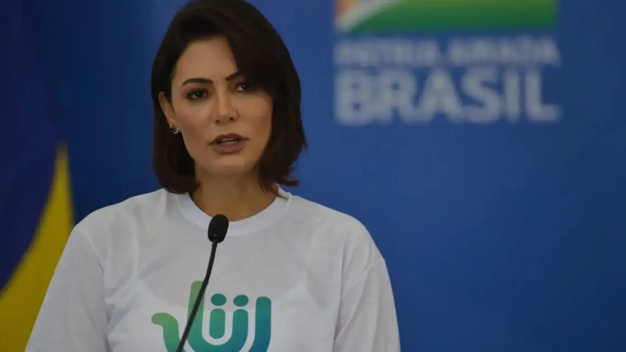 Michelle Bolsonaro posta marca Ypê em meio a alerta sanitário da Anvisa