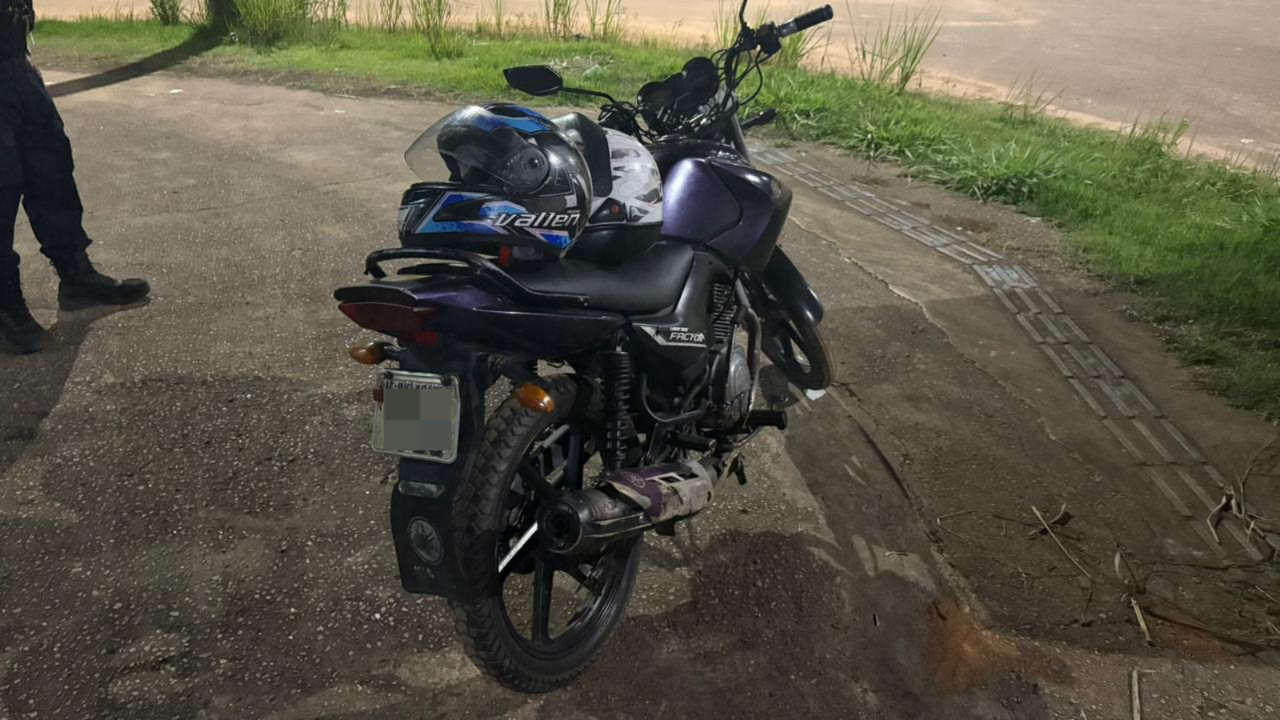 Moto de aplicativo roubada é encontrada escondida em matagal