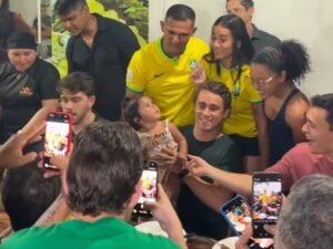 Nikolas atrai multidão ao parar para comer espetinho no Acre