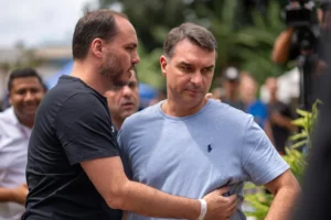 Carlos Bolsonaro afirma que Flávio não repetirá “pequenos erros” do pai