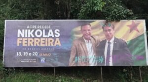 Outdoor com imagem de Nikolas Ferreira é alvo de vandalismo em Cruzeiro do Sul