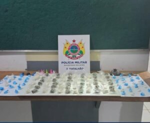 PM estoura ponto de tráfico em casa abandonada e apreende quase 130 porções de drogas