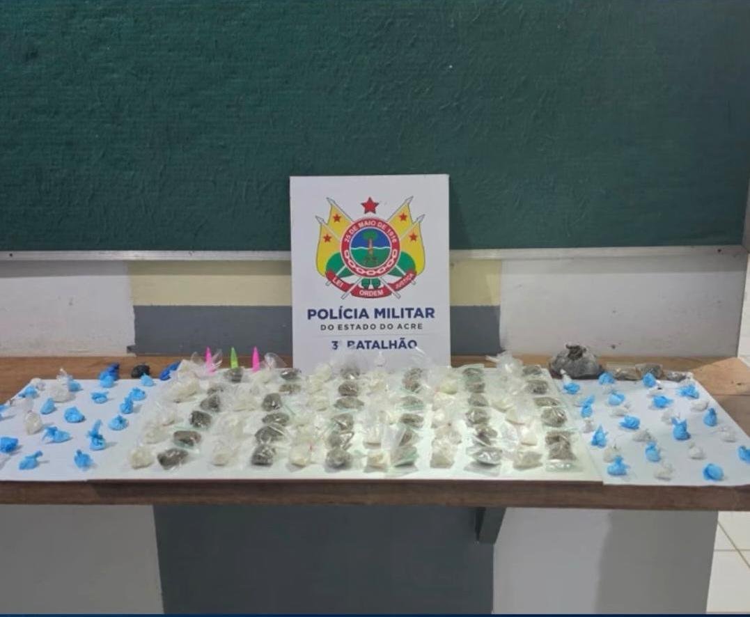 PM estoura ponto de tráfico em casa abandonada e apreende quase 130 porções de drogas