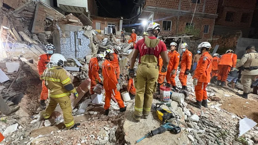 Desabamento de prédio de três andares deixa dois mortos