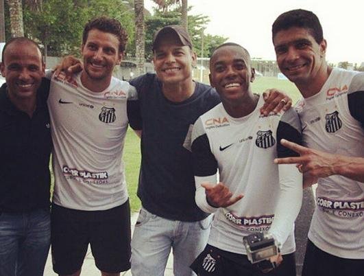 Ex-jogador revela que tentou visitar Robinho na prisão e mantém amizade com o ex-atacante