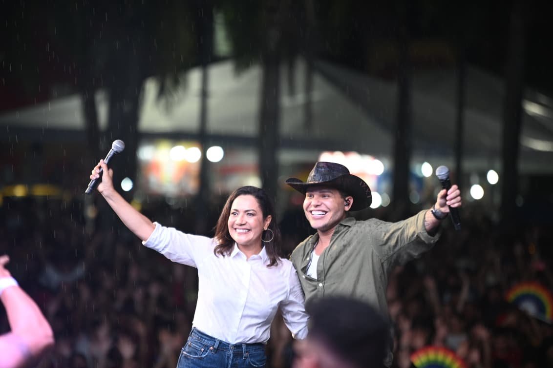 Mailza sobe ao palco com Tierry e agradece público na Festa do Trabalhador