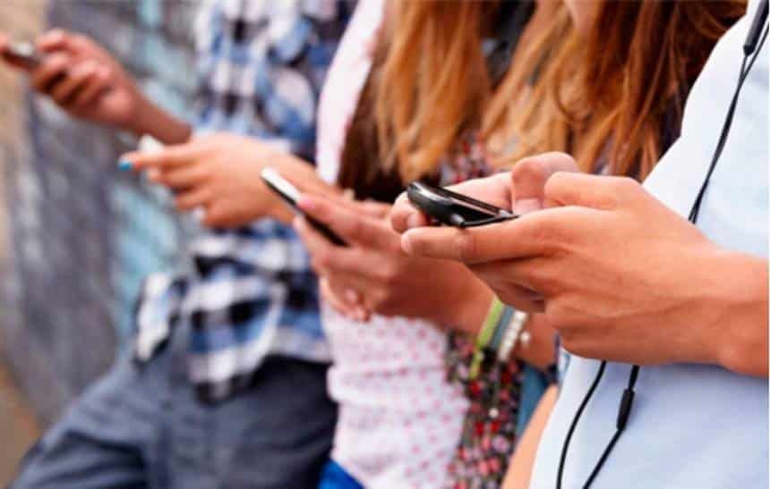 Celular pode viciar como droga? Entenda o efeito no cérebro