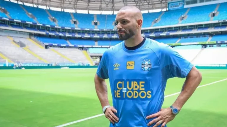 Grêmio homenageia goleiro acreano Weverton após convocação