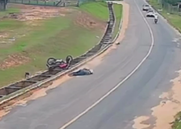 Grave acidente: motociclista é arremessado após perder controle da moto