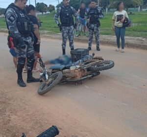 Motociclista fica ferido após cair de moto ao atingir buraco em rua de Sena Madureira