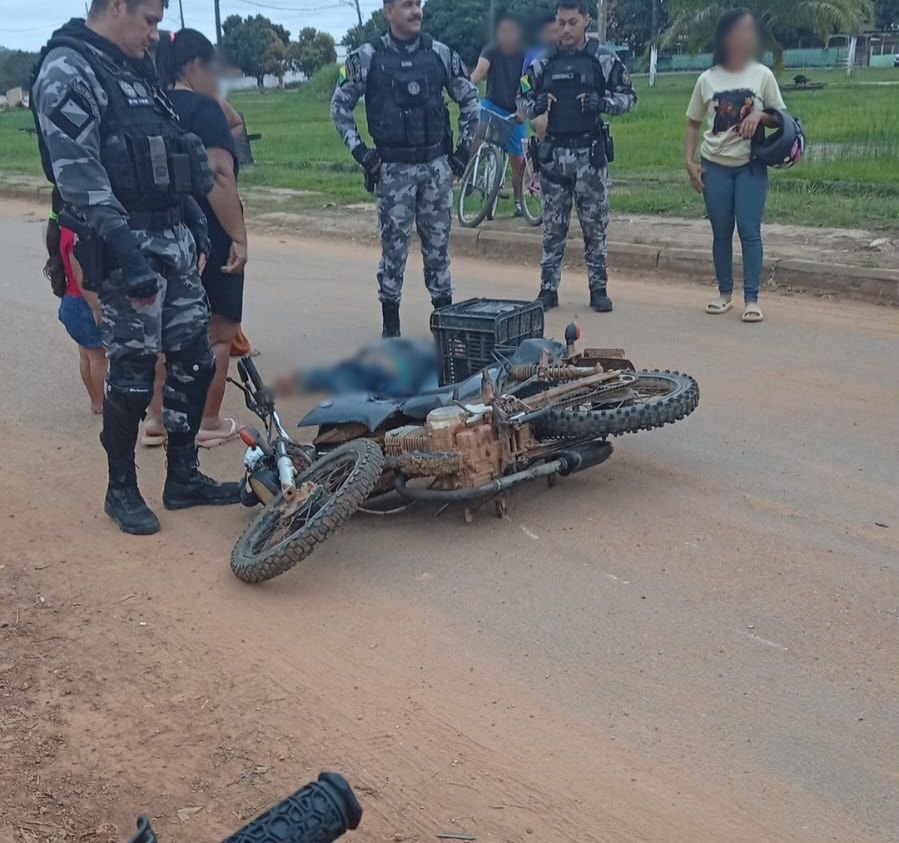 Motociclista fica ferido após cair de moto ao atingir buraco em rua de Sena Madureira