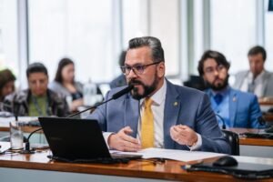Após decisão judicial, assessoria de Alan Rick se manifesta sobre outdoors