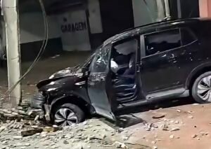 Batida de carro contra poste destrói veículo em Rio Branco