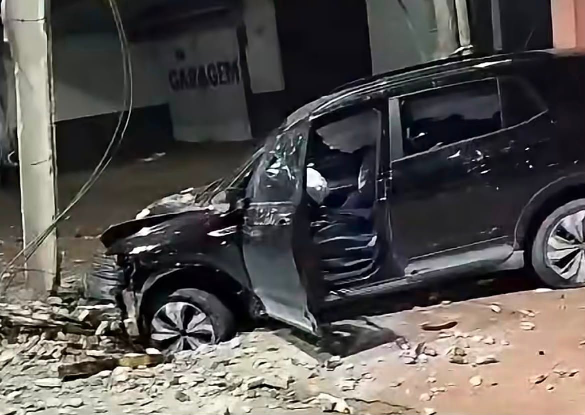 Batida de carro contra poste destrói veículo em Rio Branco