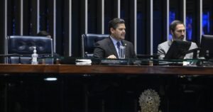 PEC do fim da escala 6×1 completa um mês parada no Senado