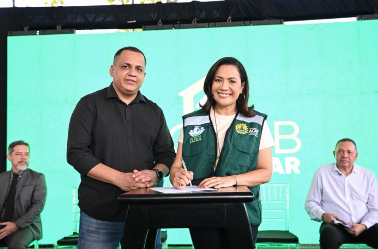 Mailza entrega títulos e lança programa para reformar casas
