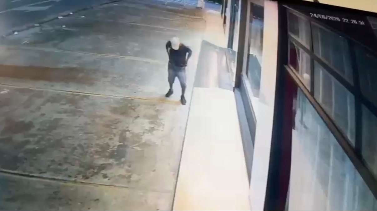 Homem arranca e furta porta de alumínio em loja de Rio Branco