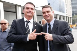 Moraes autoriza Flávio Bolsonaro e familiares a visitarem ex-presidente