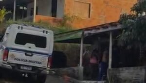 Mulheres entram em luta corporal com policiais militares no interior