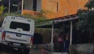 Mulheres entram em luta corporal com policiais militares no interior