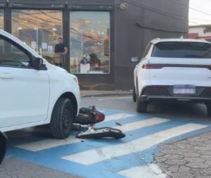 Motociclista fica ferido após colisão com carro em avenida de Rio Branco