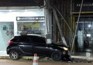 Motorista perde o controle, bate contra poste e abandona veículo no interior do Acre