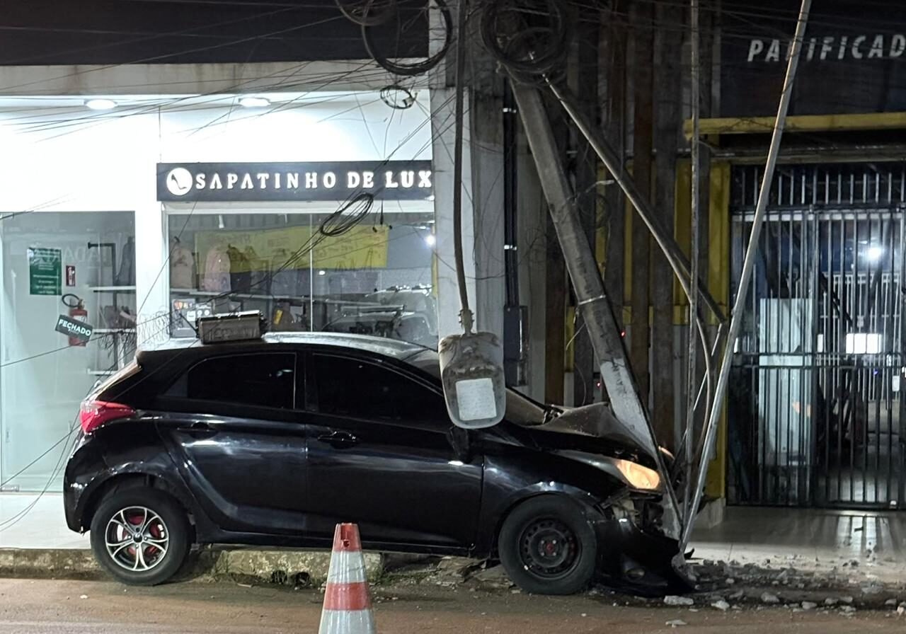 Motorista perde o controle, bate contra poste e abandona veículo no interior do Acre