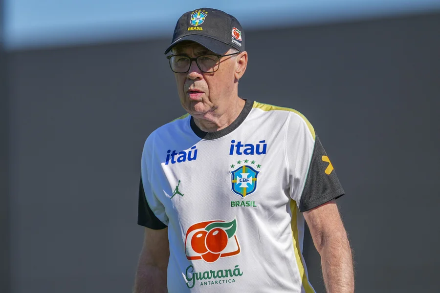 Wesley chora ao deixar campo com dores, e Ancelotti aguarda exames para decidir sobre corte