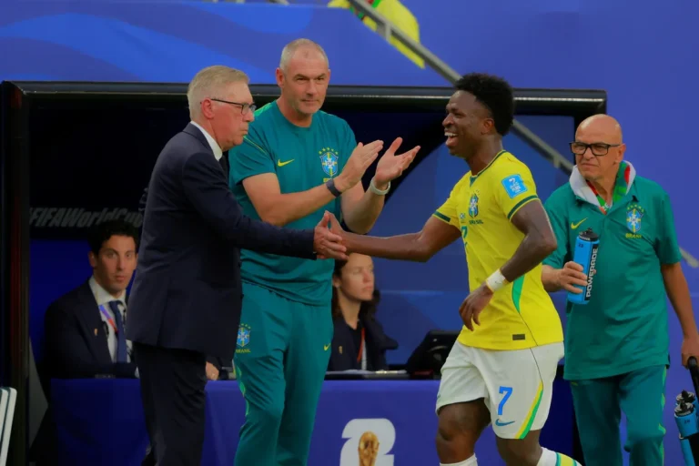 Ancelotti elogia Vini Jr. após dois gols e explica variação tática na Seleção