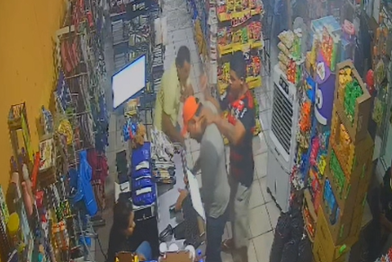 Vídeo mostra dupla armada rendendo clientes durante assalto em Manoel Urbano
