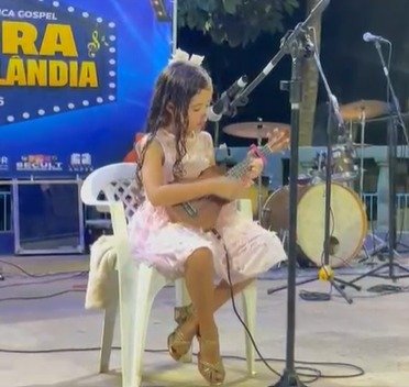 Menina de Brasiléia encanta plateia com música autoral em concurso gospel