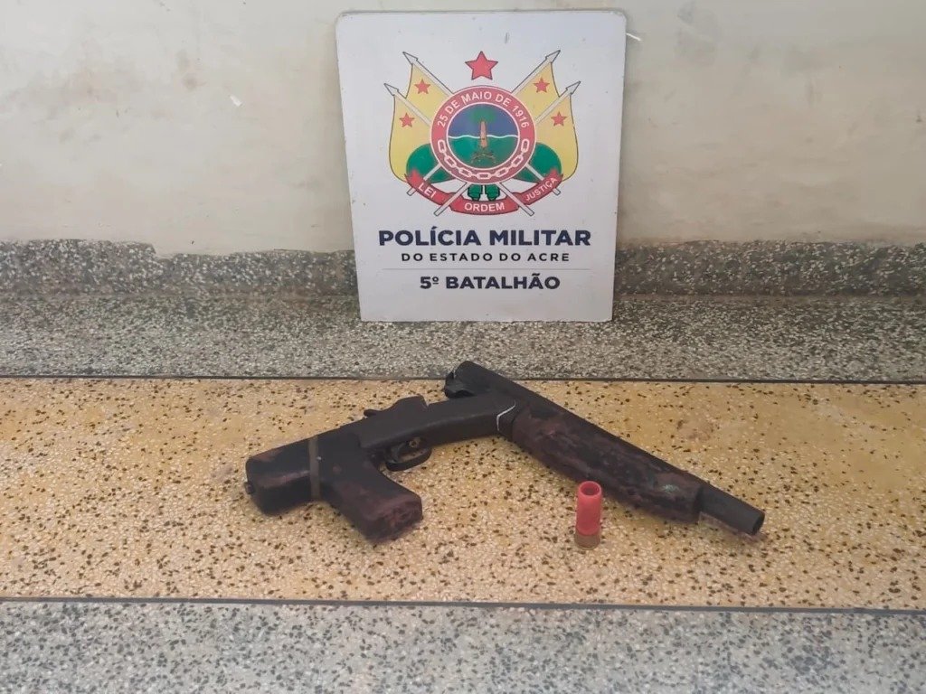 Homem é preso com escopeta após tentar fugir da PM em Brasiléia