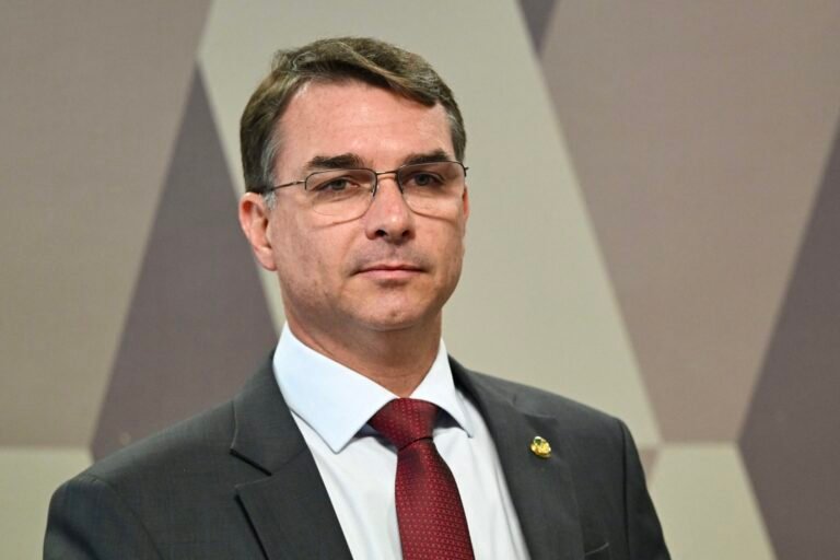 Flávio Bolsonaro critica fala de Lula sobre combate ao roubo de celulares