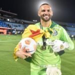 VEJAGoleiro Weverton ganha figurinha em pacote do álbum da Copa