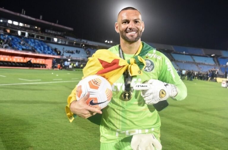 Weverton ganha figurinha em pacote de atualização do álbum da Copa