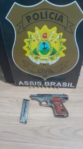 Homem é preso após tentar atirar no rosto de ex-companheira em bar