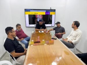 Thor Dantas debate saneamento e energia com urbanitários do Acre